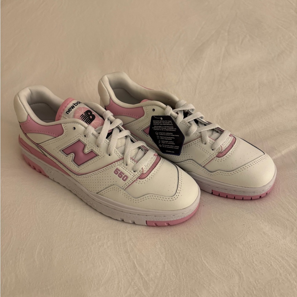New Balance Women's White and Pink Sneakers! BRAND NEW W BOX - Picture 2 of 6